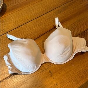 Victoria's Secret Cream Underwire Bra